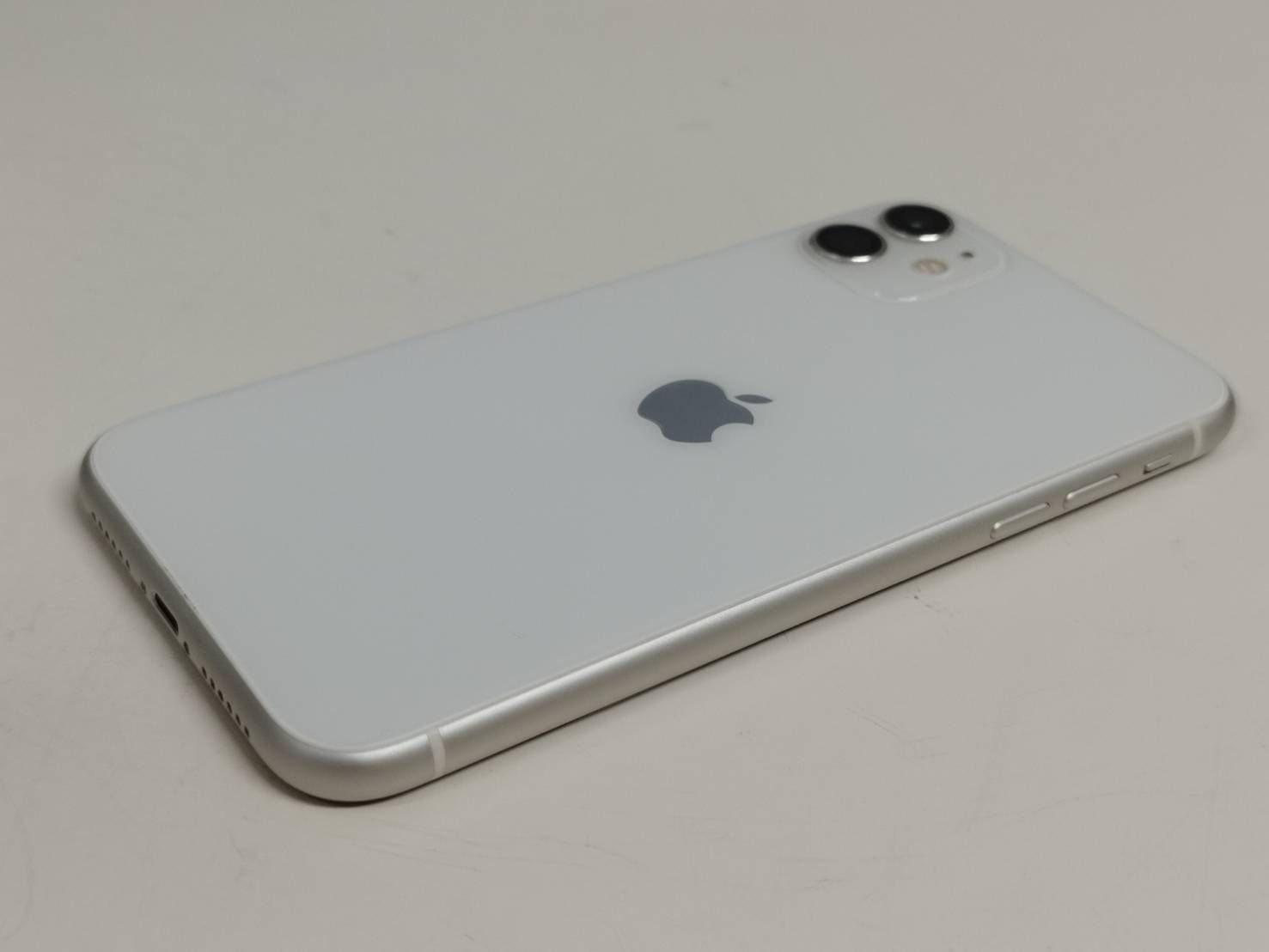 iPhone 11 64GB ホワイト SIMフリー 中古 Bランク - メルカリ