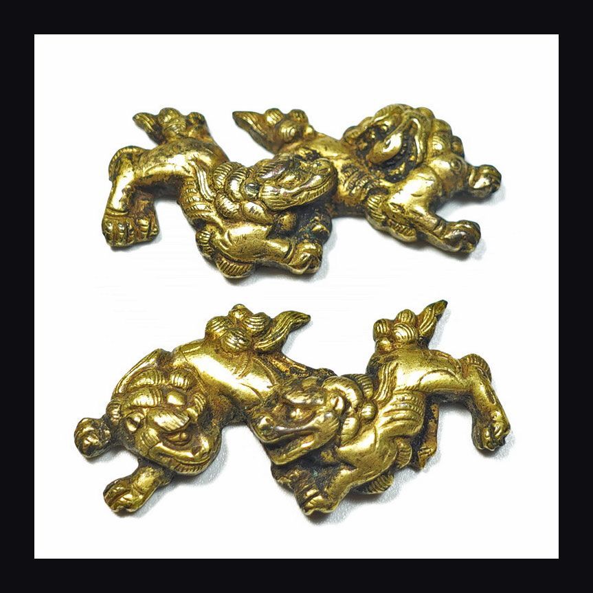 ★祐乗写　真鍮地容彫獅子図目貫　無銘　金色絵　高彫　毛彫　絡み獅子　二疋獅子　後藤家初代祐乗　刀装具　拵　外装　桐箱入
