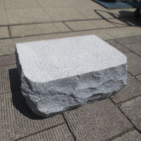 踏台 踏石 小上がり 水にぬれても滑らない 沓脱石 グレー系G654 物置石 庭石 腰掛 台石 踏み石 踏み台 沓石 台座 御影石 風呂場 浴室 浴場 露天風呂 庭 縁側