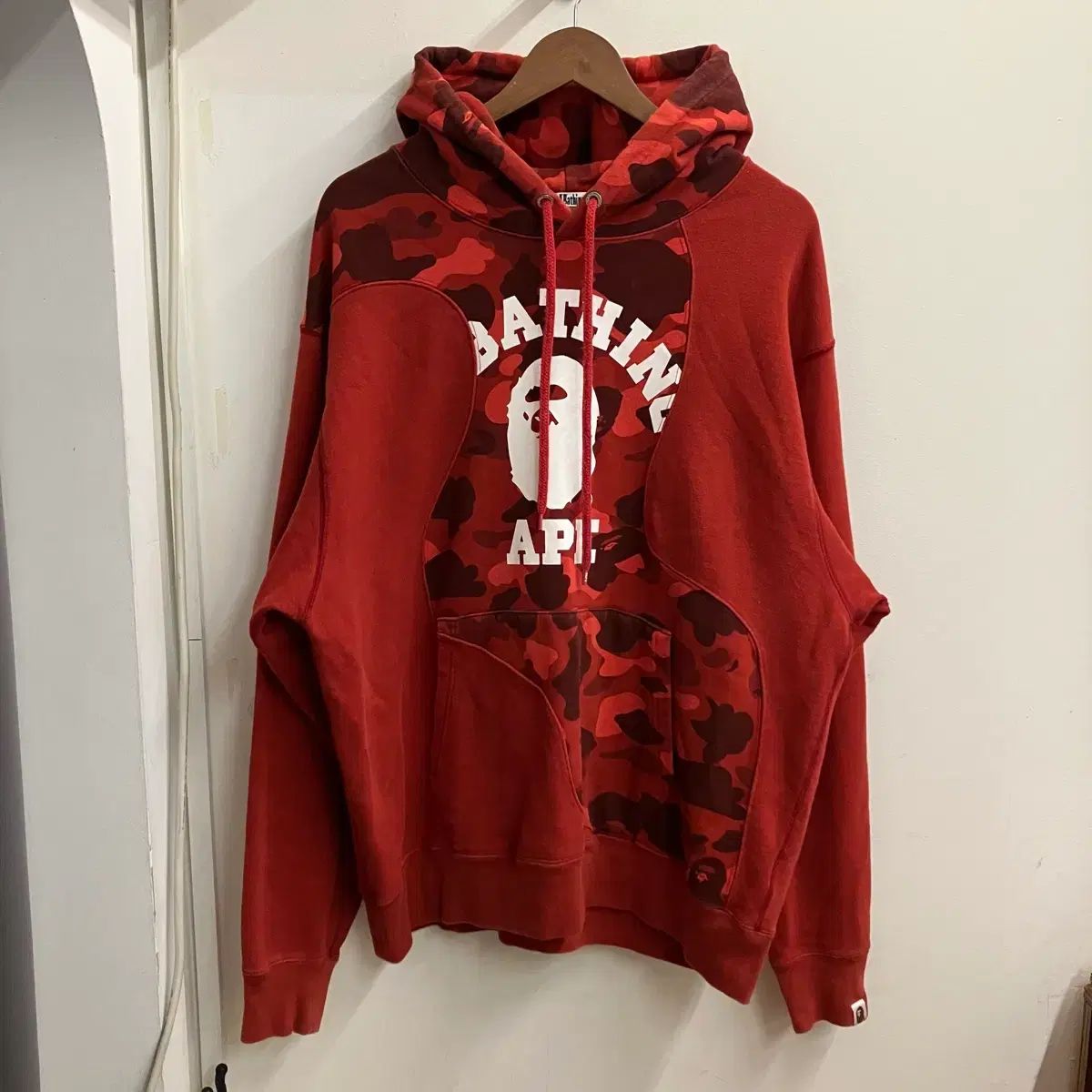 A BATHING APE カレッジ カモフラ ダメージ フリンジ WHO フーディー Tシャツ レッド