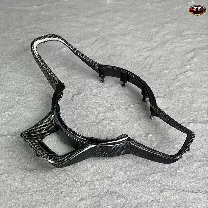 ステアリングホイールフレームはカーボンファイバー素材で作られています。フォルクスワーゲン ゴルフ 7 7.5 GTI MK7