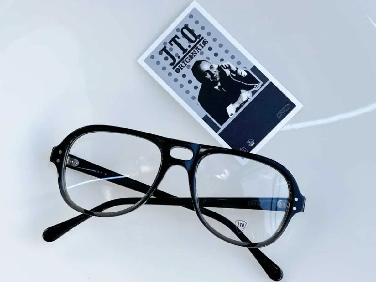 권지용ツーブリッジJULIUS TART OPTICALメガネ