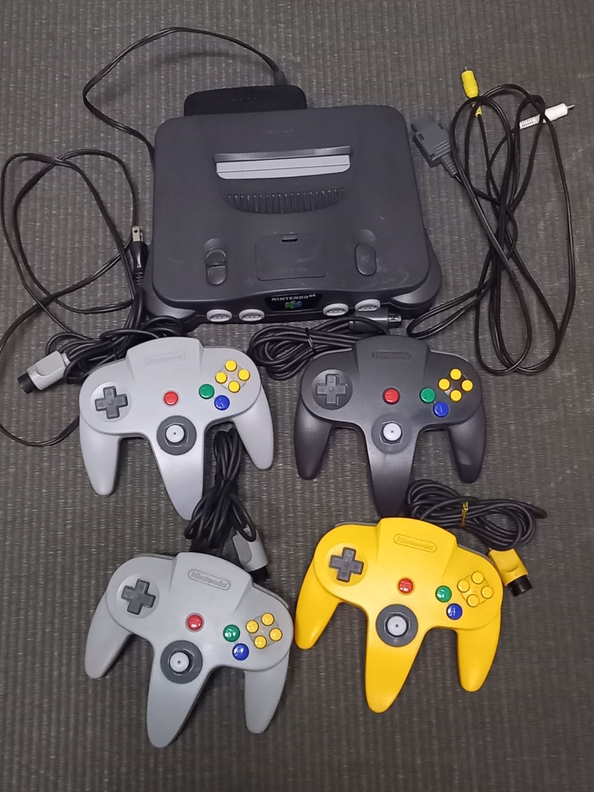 Ё Nintendo 64 本体 黒 コントローラー 4個 ソフト マリオシリーズ 3個 セット 任天堂 2F