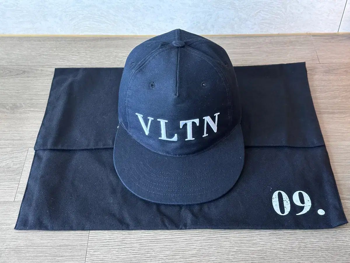 58 Valentino 刺繍 ロゴ ベースボールキャップ QY2H0A08KQY / Valentino 帽子