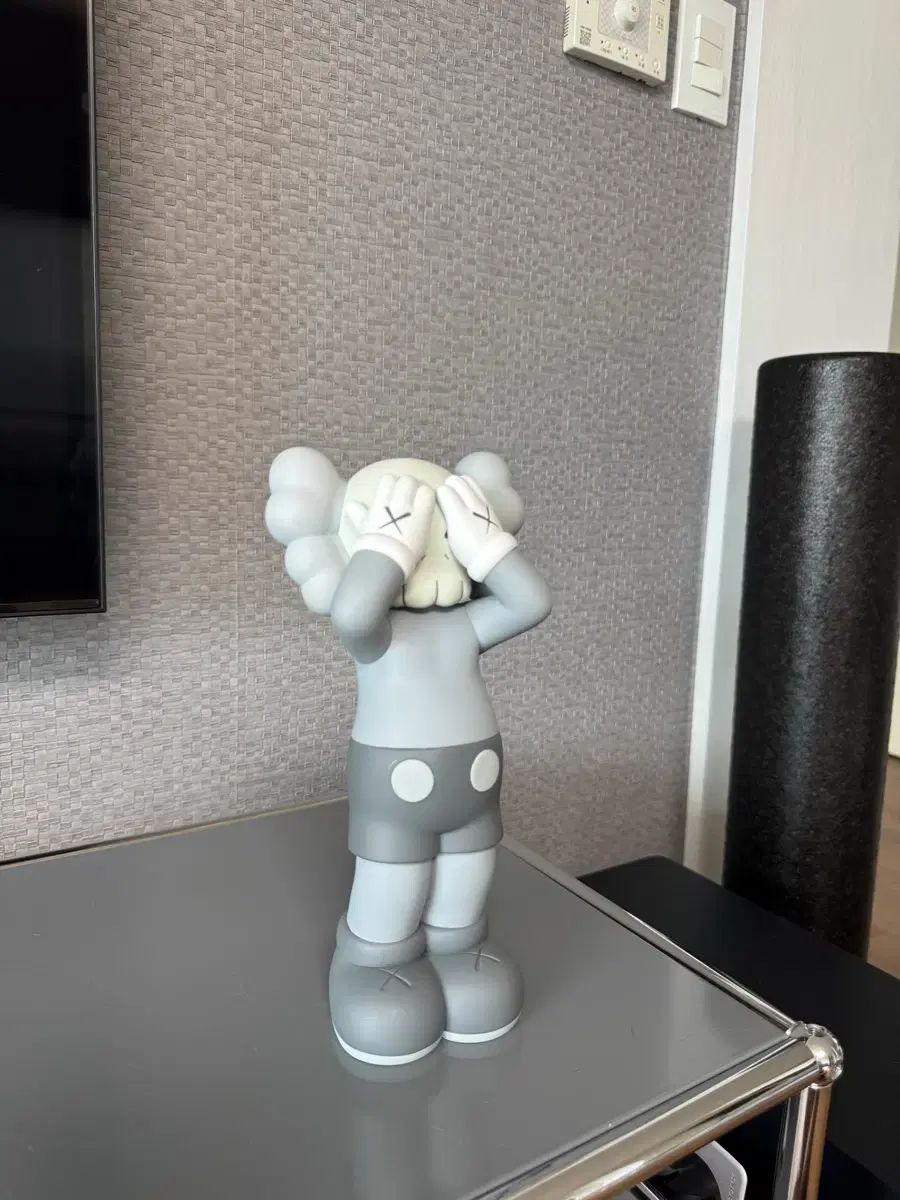 Holiday Figure Vinyl KAWS - Kaws Grey | UK KAWS:HOLIDAY Japan US