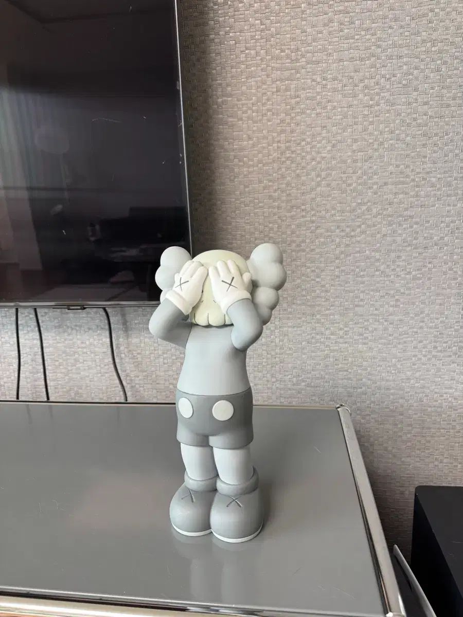 Holiday Figure Vinyl KAWS - Kaws Grey | UK KAWS:HOLIDAY Japan US