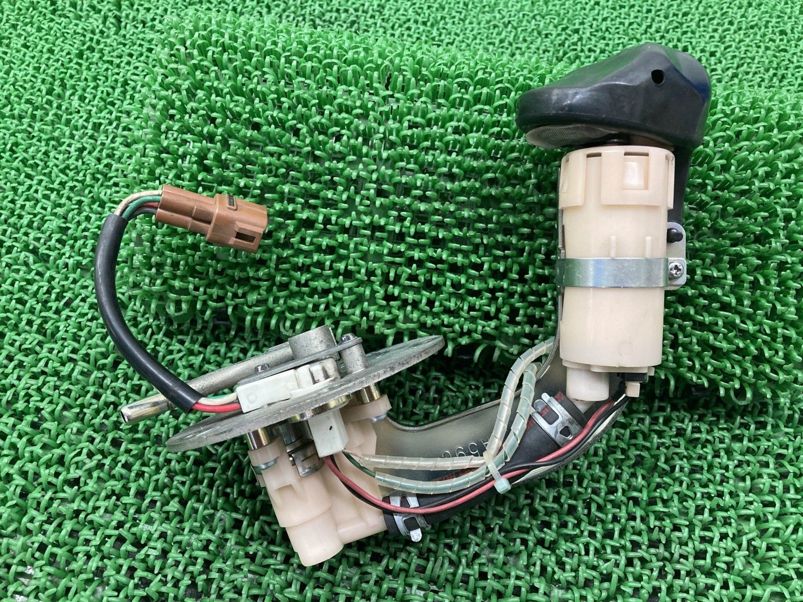 グラストラッカー フューエルポンプ 25D0 スズキ 純正 中古 NJ4DA FI 燃料ポンプ Ji