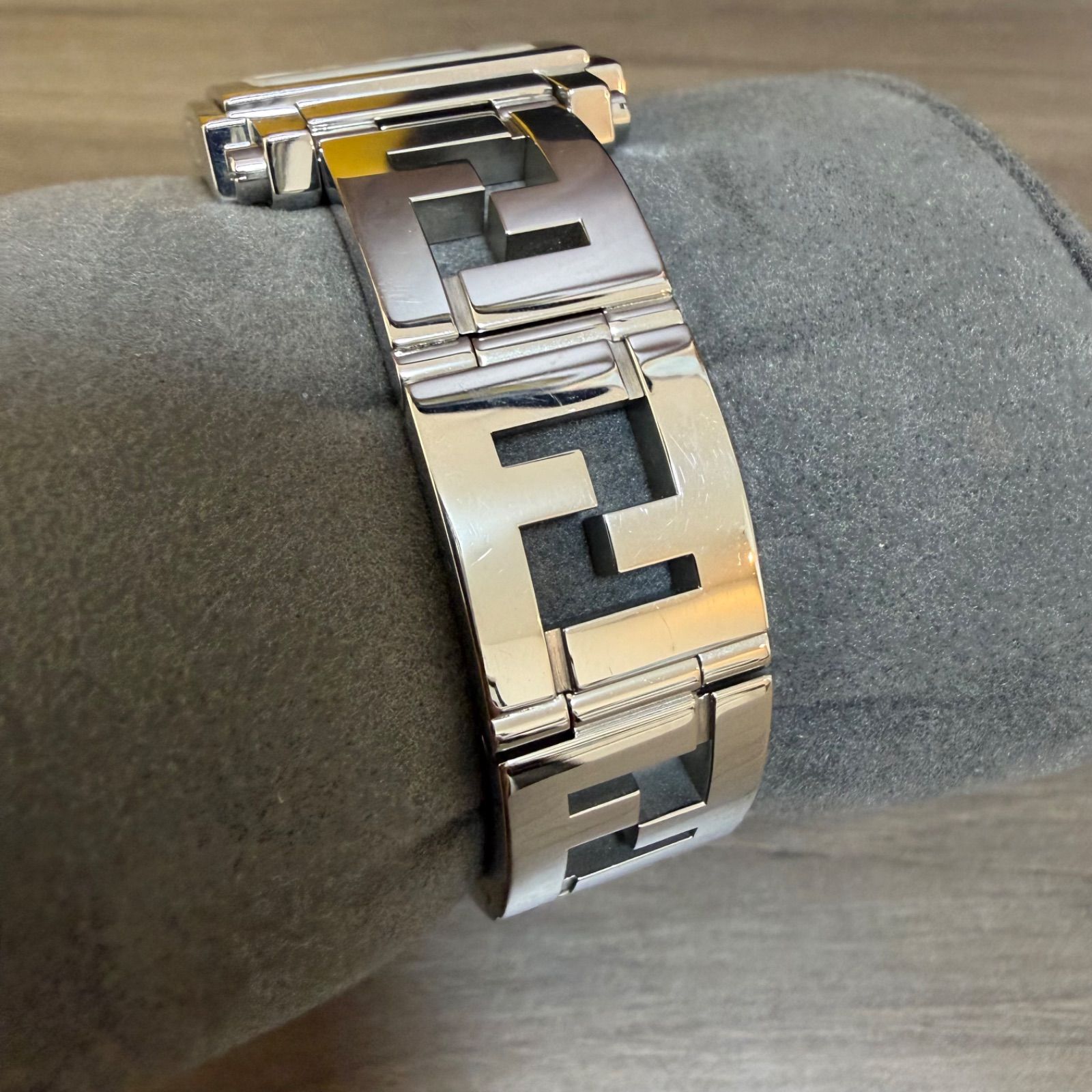 i)FENDI フェンディ 腕時計 ズッカ柄 シルバー ローマン スクエア型