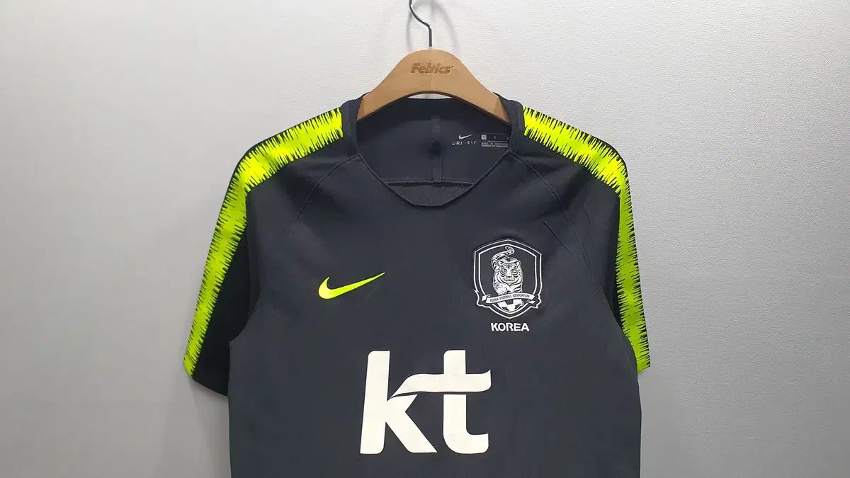 18 20 サッカー 国代表 トレーナー シャツ 100 (横49 縦73)