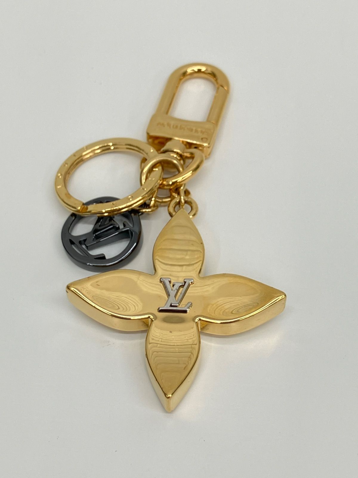 美品✨　ルイヴィトン　キーホルダー　M65085　チャーム　ロゴ　刻印　1592 LOUIS VUITTON ルイ・ヴィトン キーホルダー チャーム M65085 No.6204