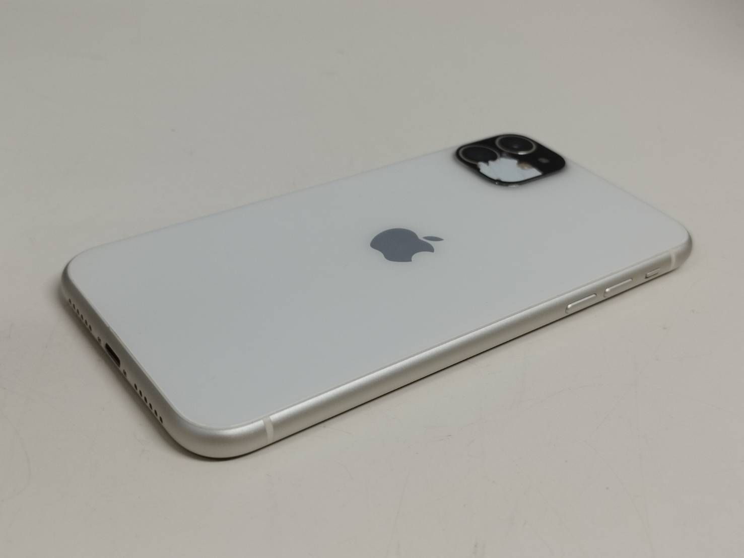 iPhone11 128GB ホワイト (動作確認済み) iPhone 11 128GB ホワイト SIMフリー【現状品】- メルカリ