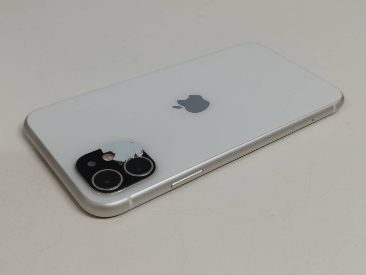 iPhone 11 128GB ホワイト SIMフリー【現状品】- メルカリ