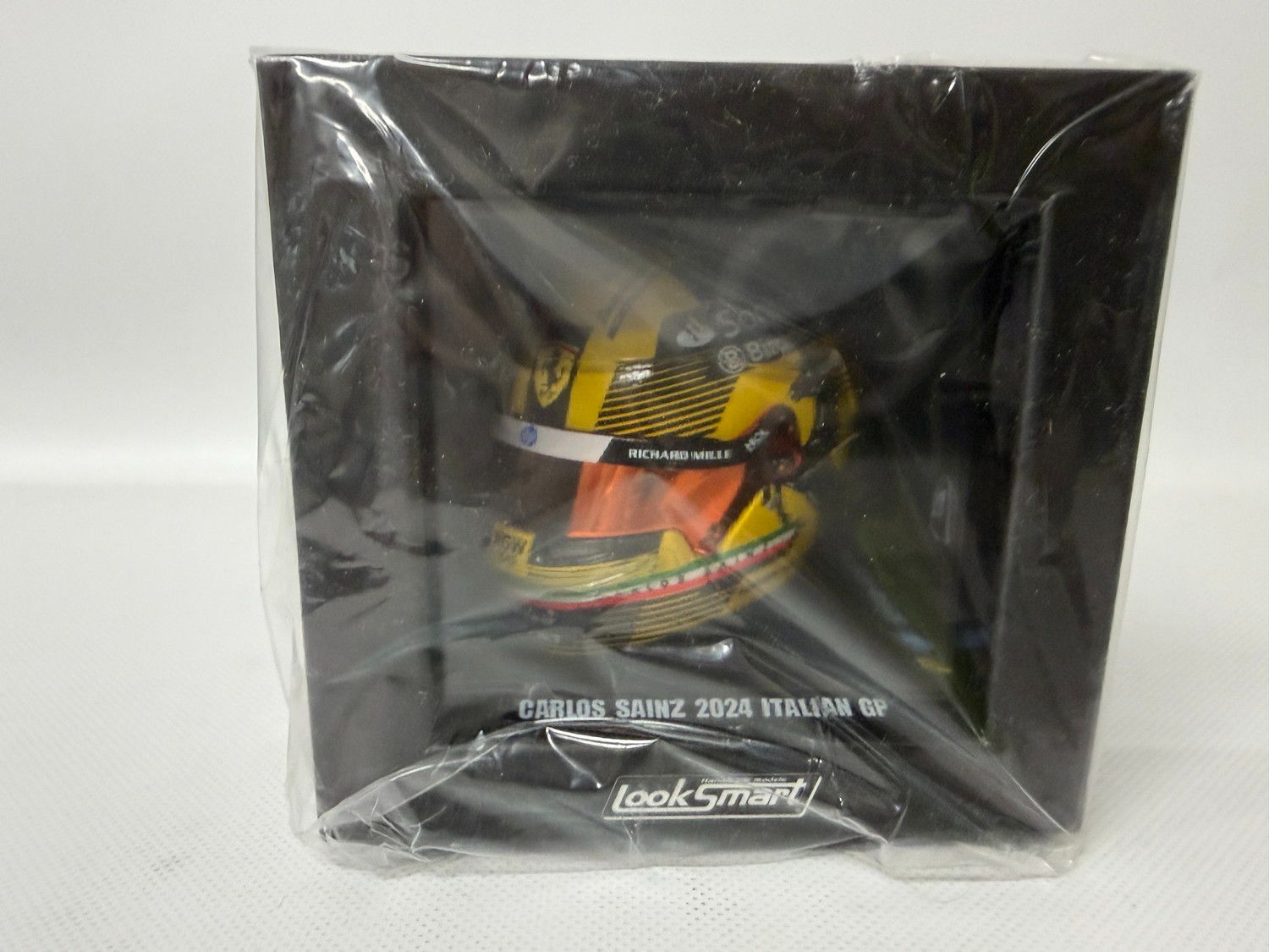 BELL HELMET ヘルメット F1 カルロス・サインツ TEAM フェラーリ HP N 55 モンツァ イタリアGP 2024 イエローブラック/ LOOKSMART 1/5 ミニカー