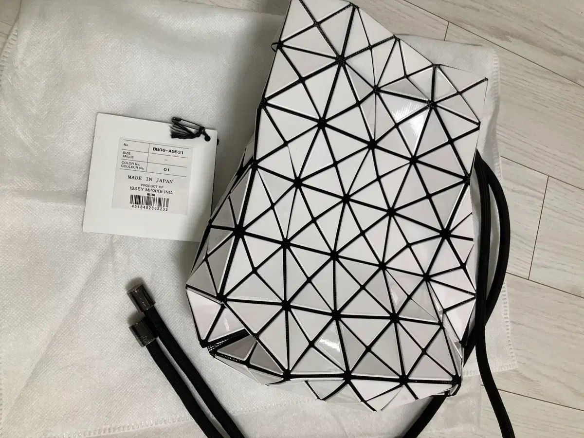 BAO BAO ISSEY MIYAKE バオバオイッセイミヤケ リングバッグ 光沢 白