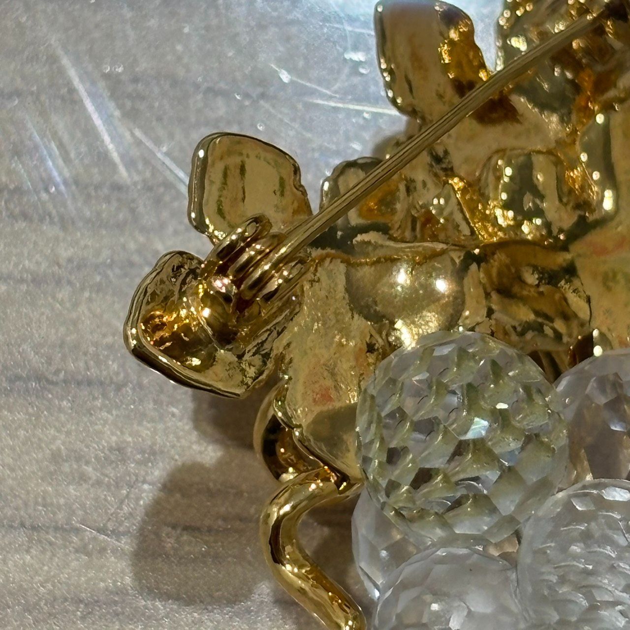 スワロフスキー SWAROVSKI ゴールド ブドウモチーフブローチ 葡萄 箱