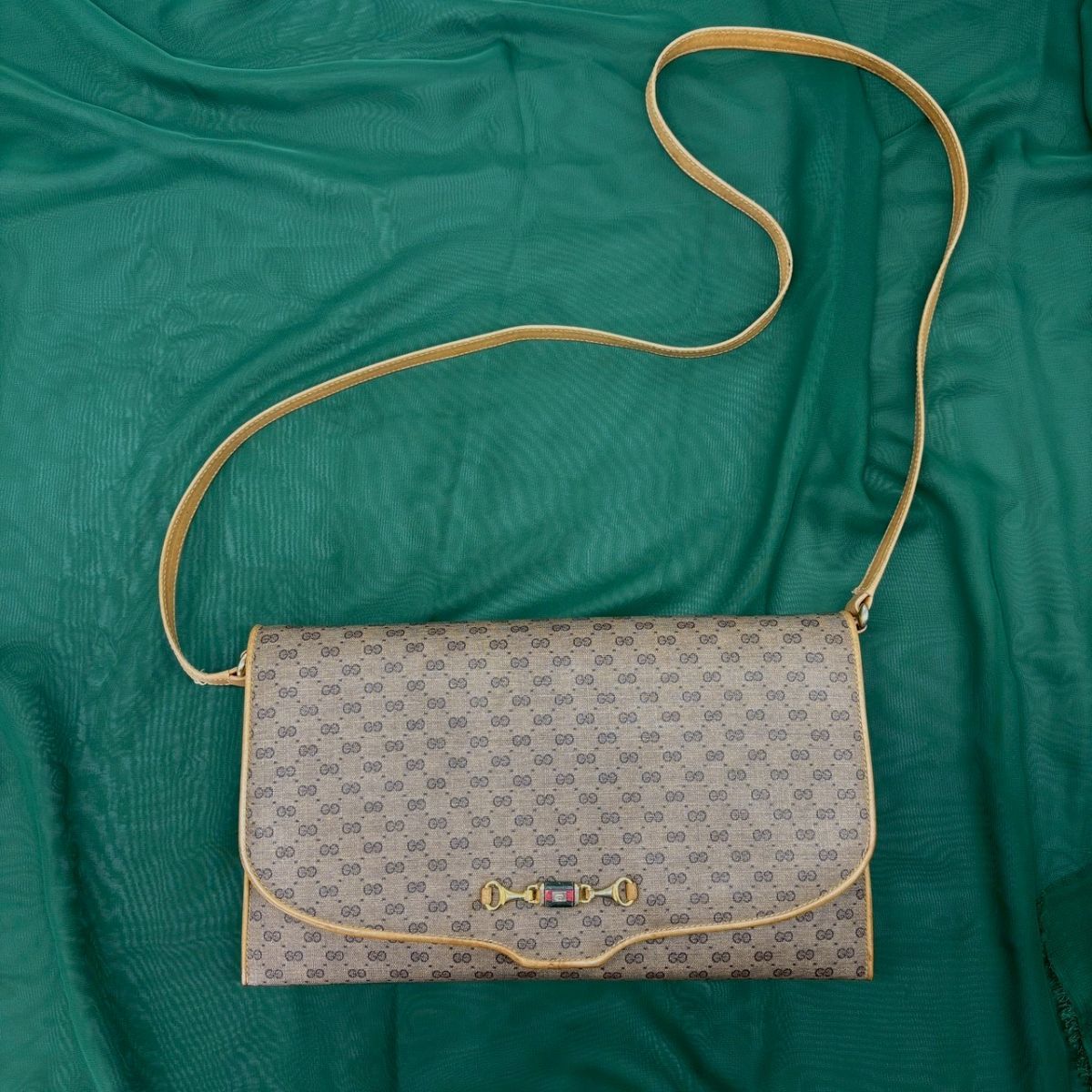 物語を連れて歩く】 GUCCI ショルダーバッグ マイクロGG ホースビット