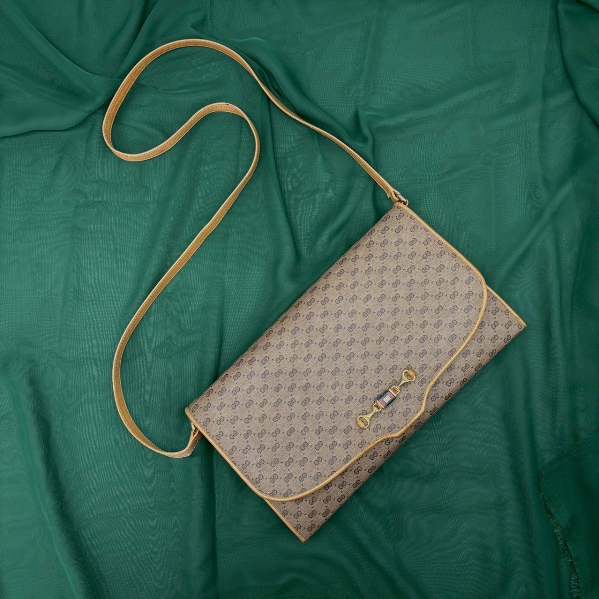 物語を連れて歩く】 GUCCI ショルダーバッグ マイクロGG ホースビット