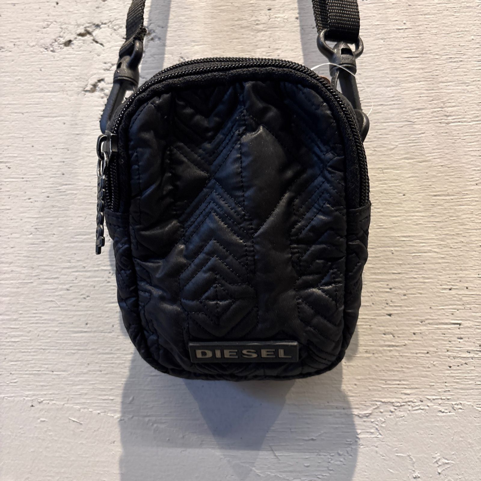 【東あずま店 併売品】 DIESEL　ディーゼル　shoulderbag　BAG　ショルダーバッグ　斜め掛け　黒 ブラック BLACK クロ くろ