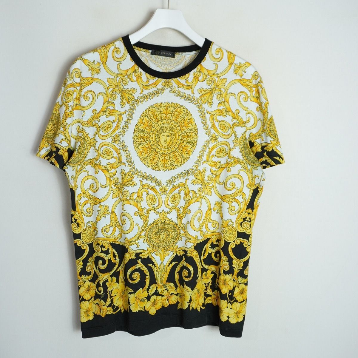 国内正規 VERSACE ヴェルサーチ ヴェルサーチェ プリント Tシャツ 半袖カットソー A79334 A228638 PEVO/19 サイズM 本物 総柄 913P♪