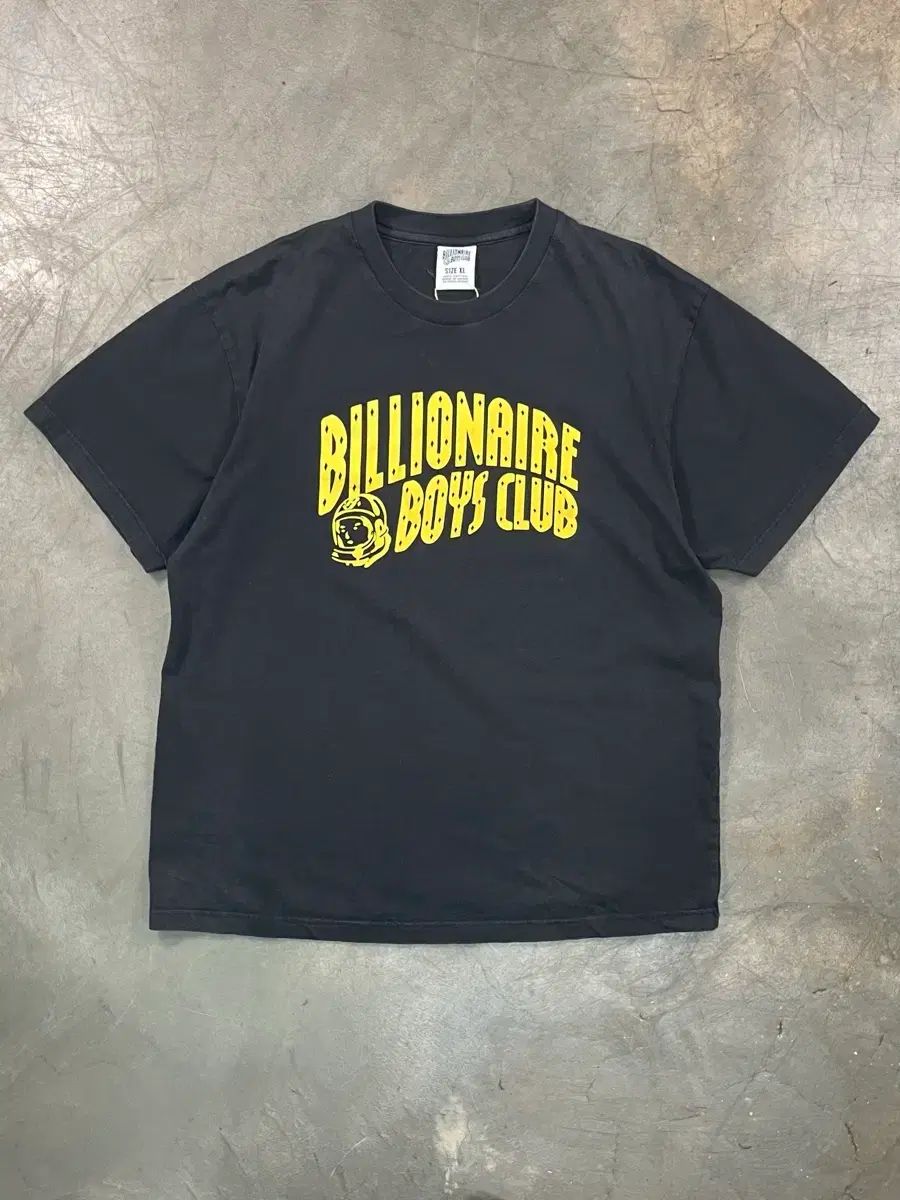 Billlie（ビリー） BOYS PLANET(ボイプラ) アーチロゴ 半袖 Tシャツ
