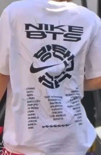ナイキ BTS コラボ 半袖Tシャツ 白