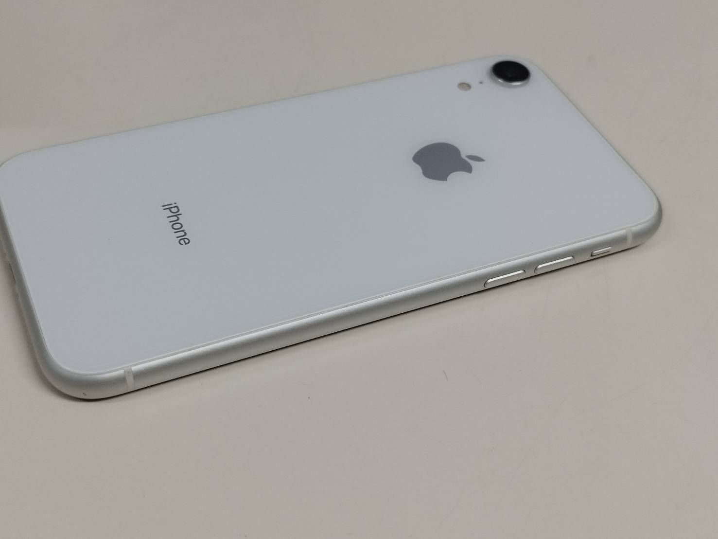 SIMフリー】iPhone XR 128GB ホワイト Cランク - メルカリ