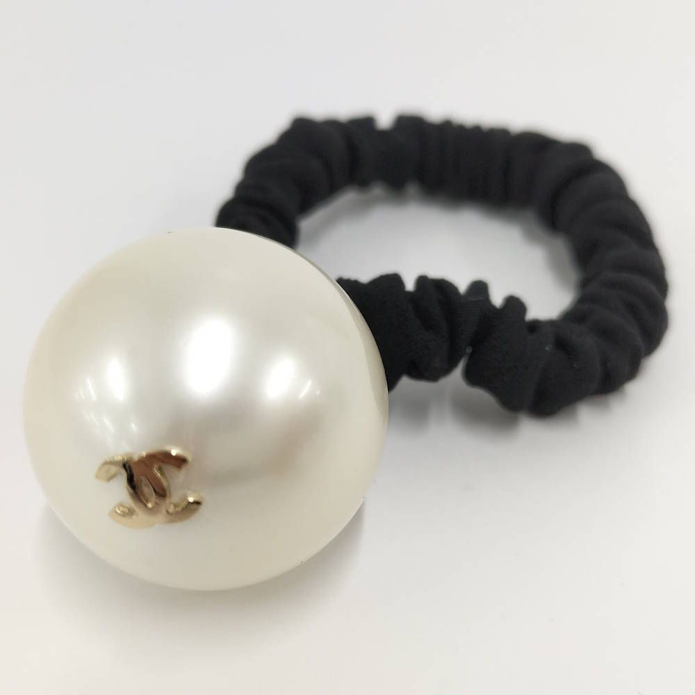 トゥントゥン 美品！ CHANEL パール付きヘアゴム シュシュ CHANEL シュシュ ヘアゴム フェイクパール×CC ホワイト×ブラック F21V