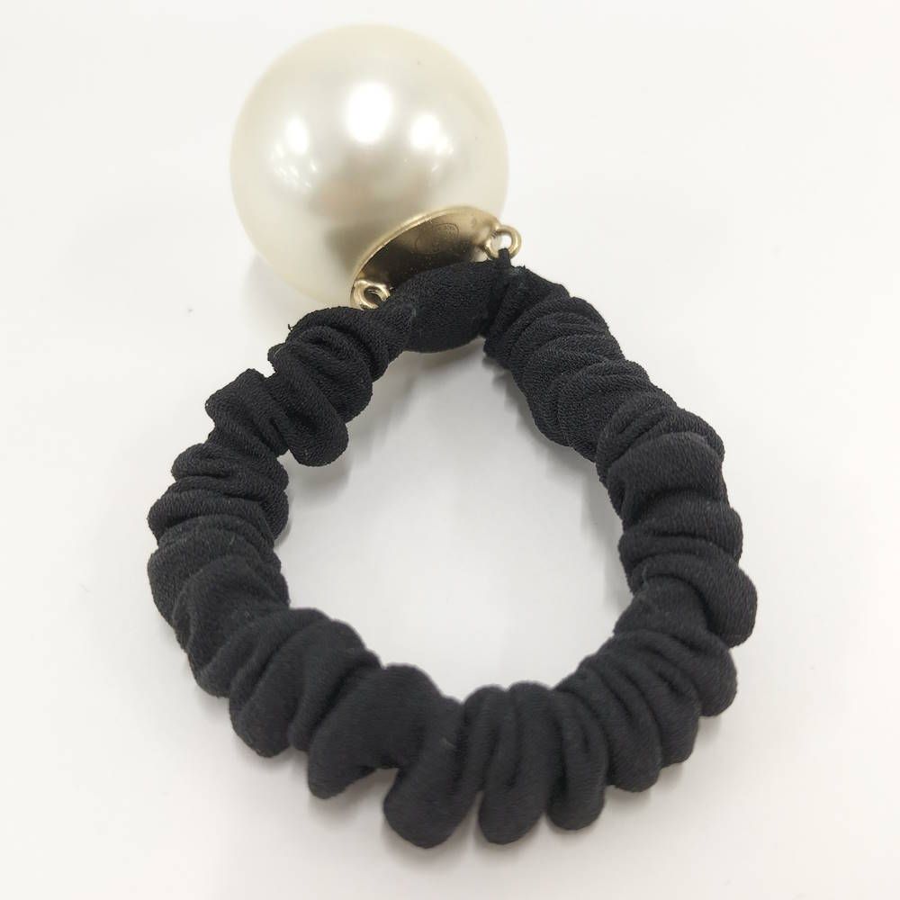 トゥントゥン 美品！ CHANEL パール付きヘアゴム シュシュ CHANEL シュシュ ヘアゴム フェイクパール×CC ホワイト×ブラック F21V
