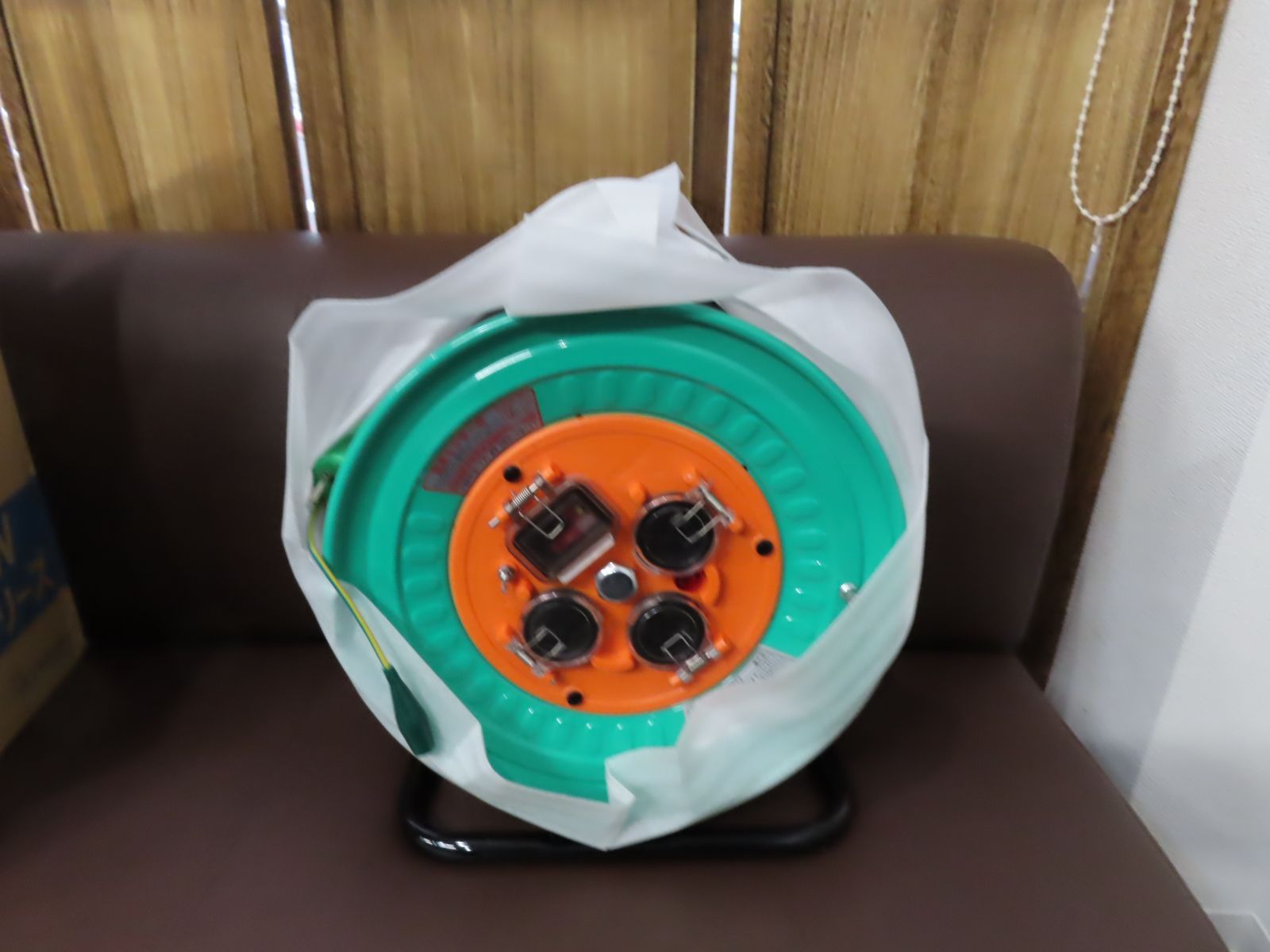新品未使用 日動 防雨防塵型電工ドラム１００Ｖ ５０ｍ アース付 過負荷漏電保護兼用型 ＶＣＴ２．０×３ 自動センサー ＮＷ−ＥＫ５３
