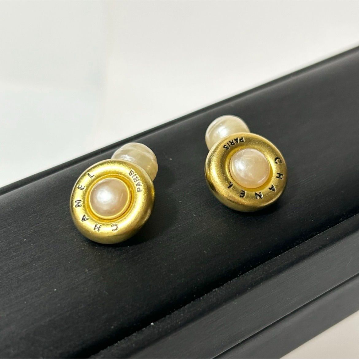 Chanel シャネル フェイクパール ロゴ カフリンクス ヴィンテージ 刻印有り ゴールド H0517040V