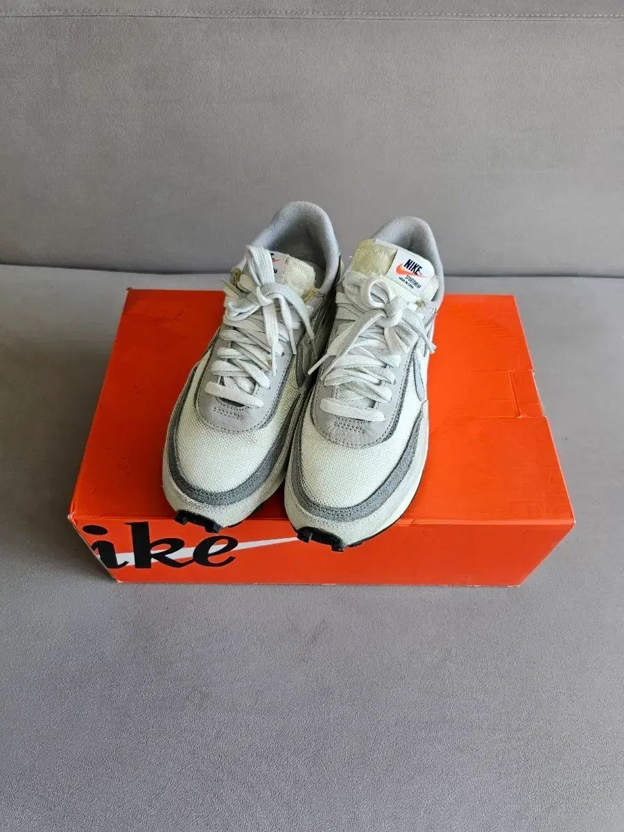 255 サカイ X NIKE LDワッフル サミット 白