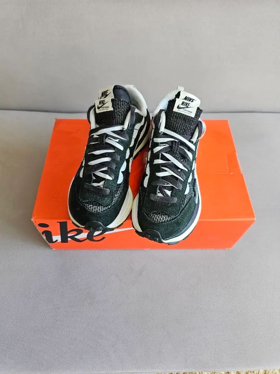 255 サカイ X NIKE ベイパー ワッフル ブラック ホワイト 黒白
