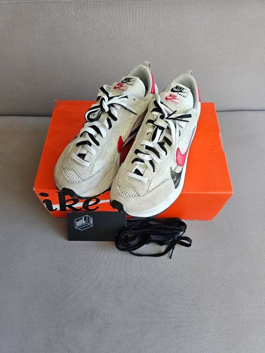 275 サカイ X NIKE ベイパー ワッフル ロイヤル フューシャ