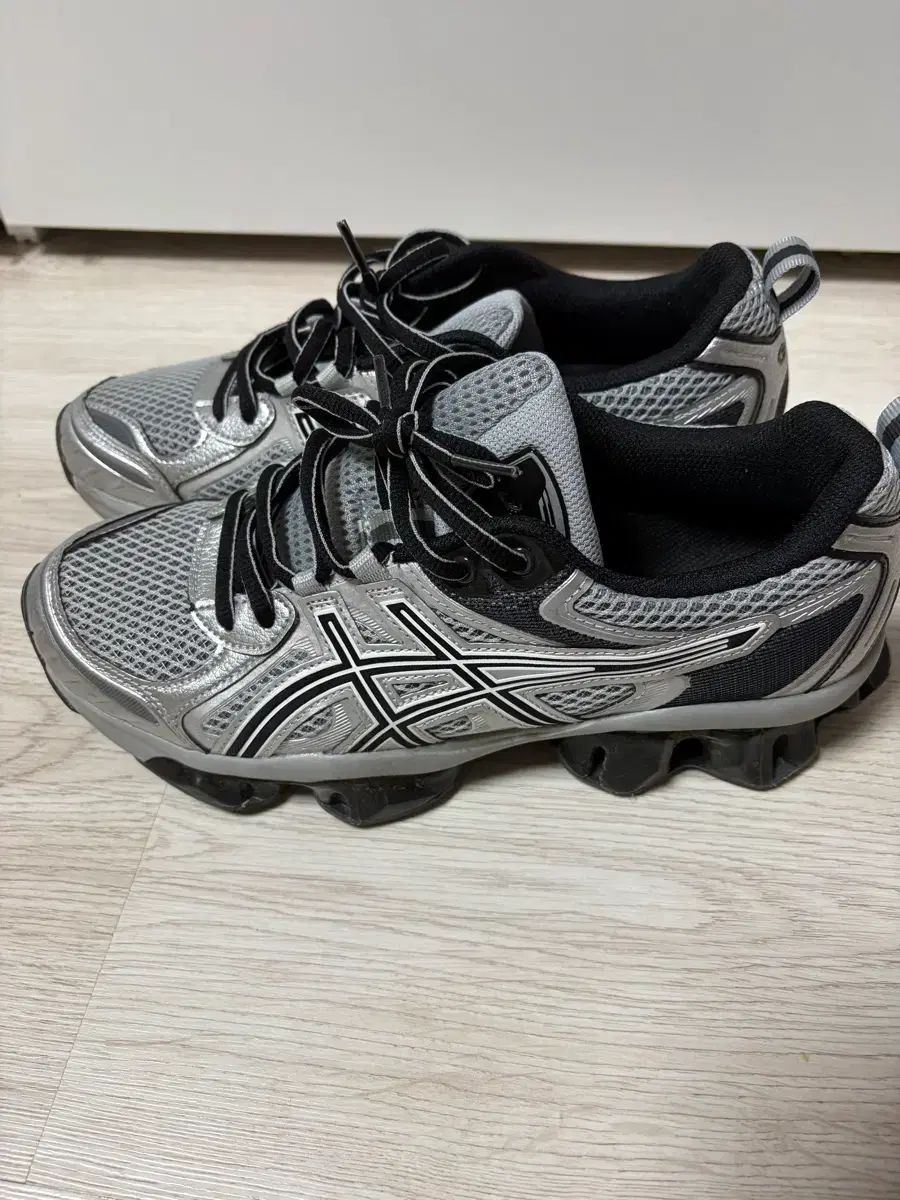 アシックス ゲル クイーン キネティック ミッド グレー