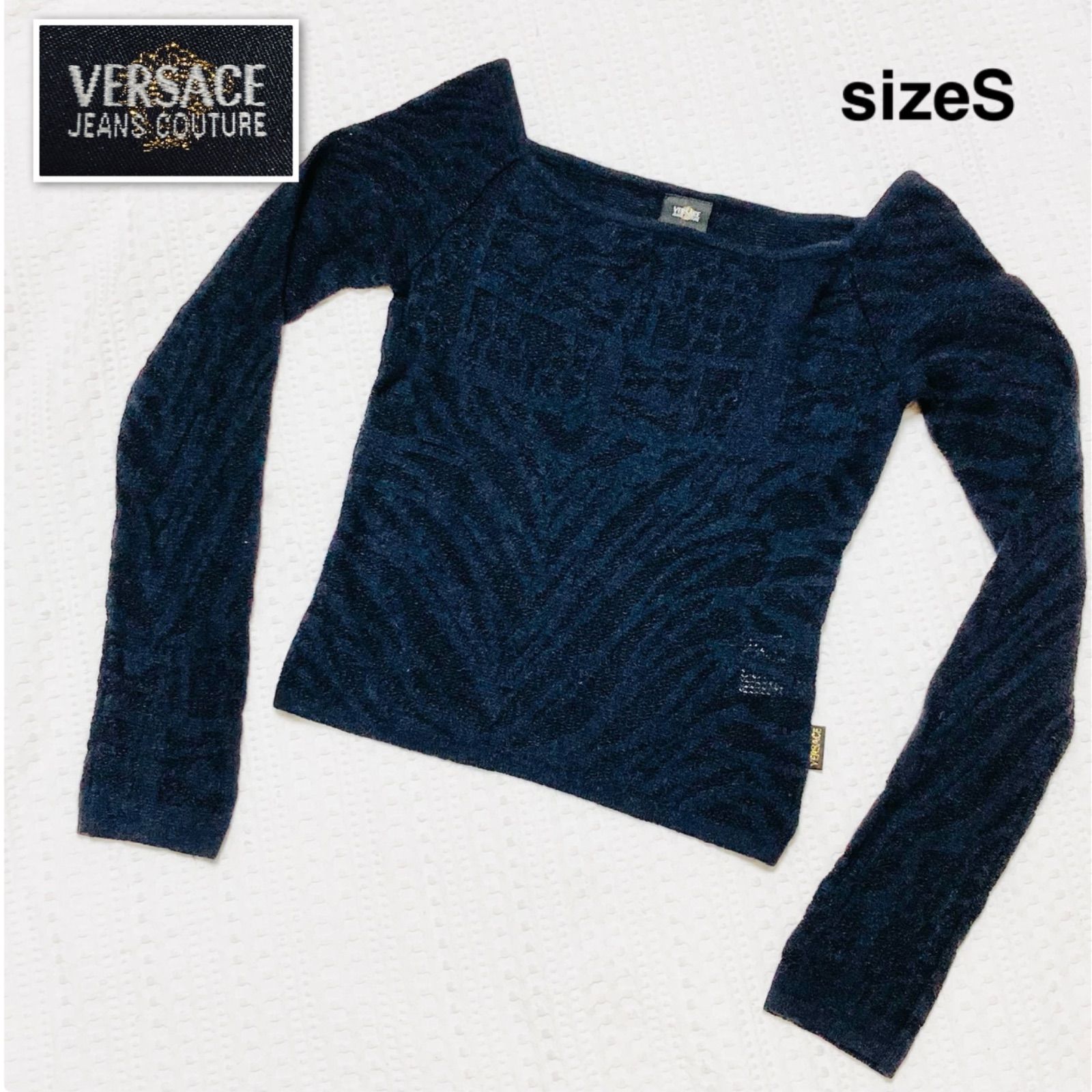 ■美品■希少アンゴラ混■VERSACE JEANS COUTURE ヴェルサーチジーンズクチュール　スクエアネック/オフショルダー　アンゴラ・ウール混ニットトップス　ブラック同色刺繍総柄　イタリア製　レディース　サイズS 高級　ラグジュアリー 10,360円