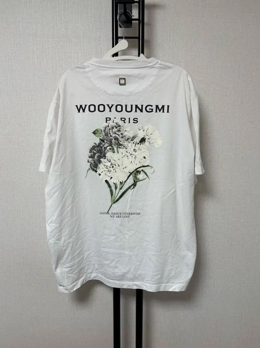 WOOYOUNGMI ウーヨンミ 50 フラワー バックロゴ 半袖Tシャツ 白