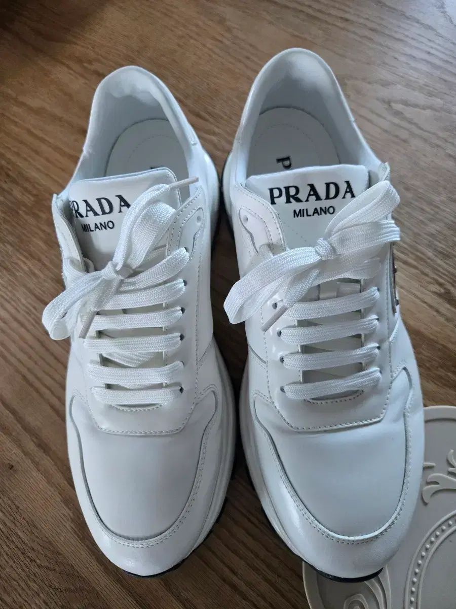 PRADA ミラノ 白 スニーカー