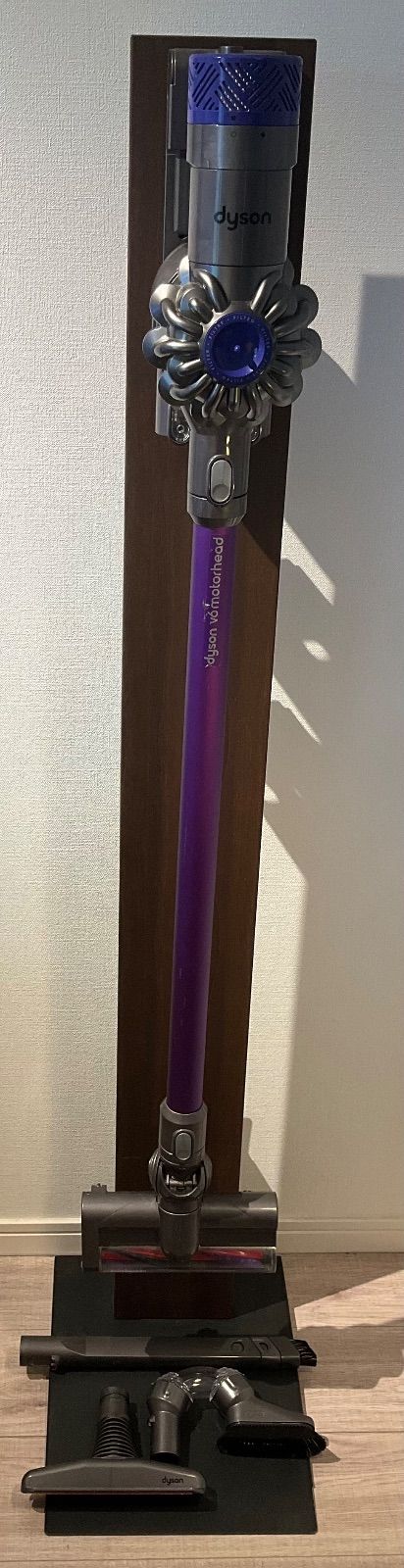 スタンド付】Dyson DC62 コードレスクリーナー - メルカリ