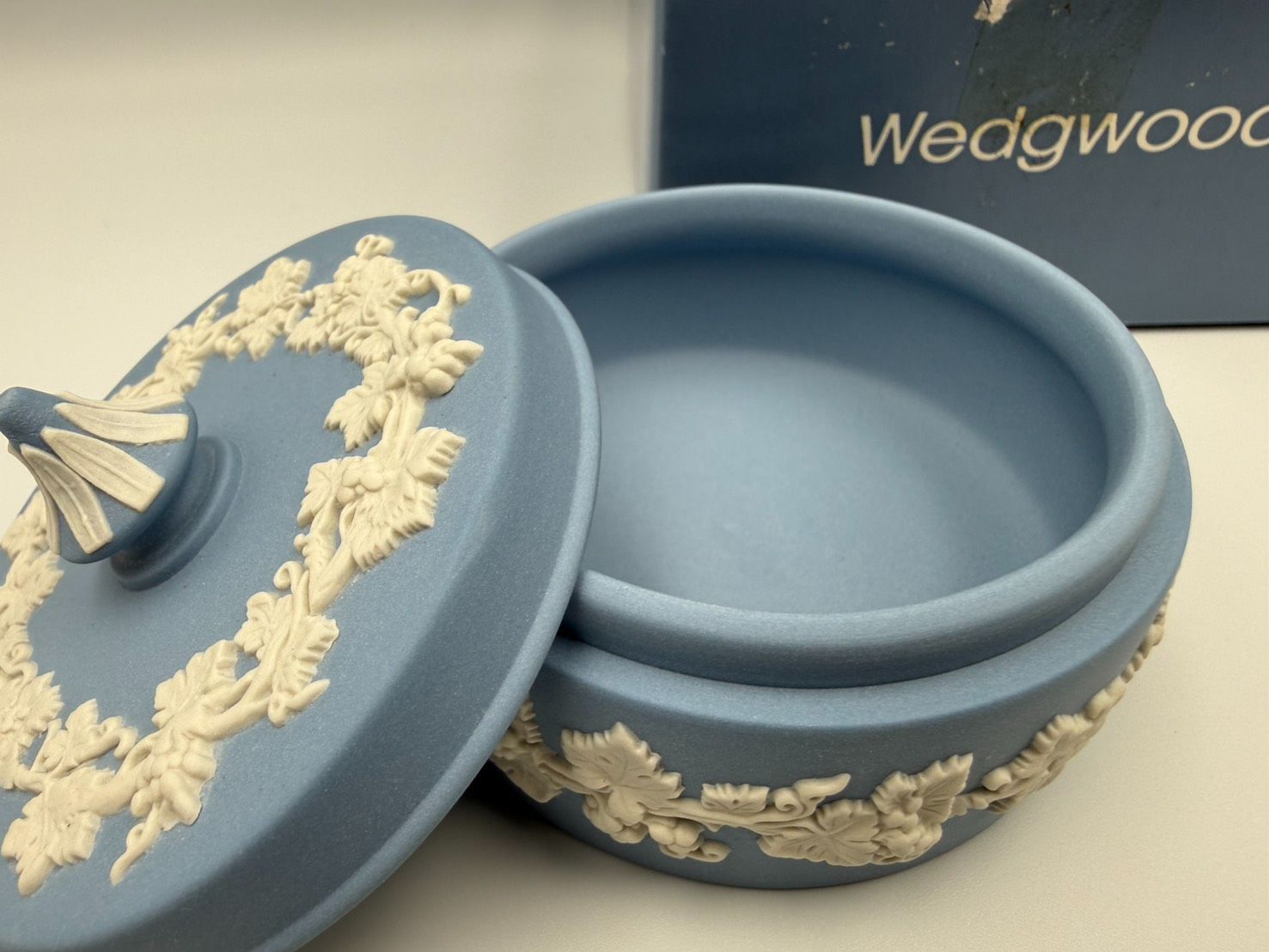 ウェッジウッド(Wedgwood)ジャスパー 小物入れ ペールブルー ラウンド 