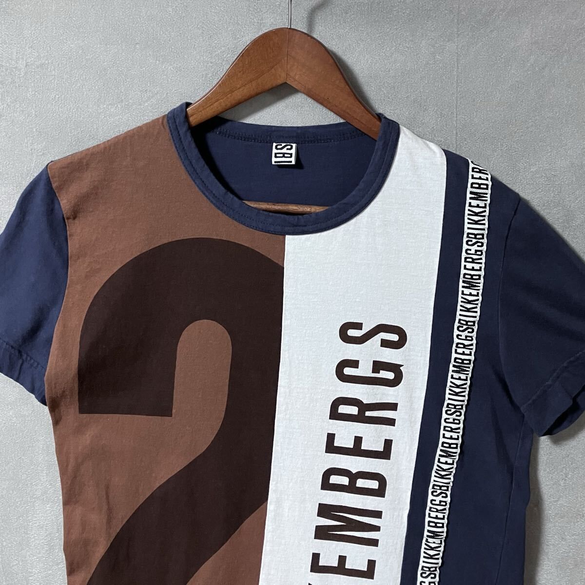 ダーク・ビッケンバーグ Dirk Bikkembergs Vネック ニット DIRK BIKKEMBERGS ダークビッケンバーグ イタリア製 ビッグロゴ テープ