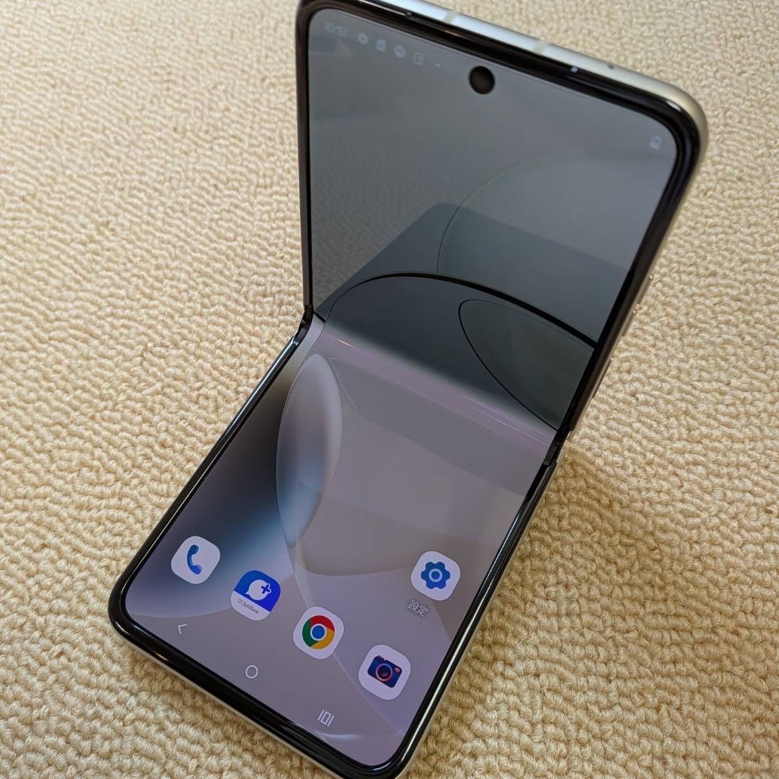 美品 motorola razr 40s 256GB バニラクリーム SIMフリー - メルカリ