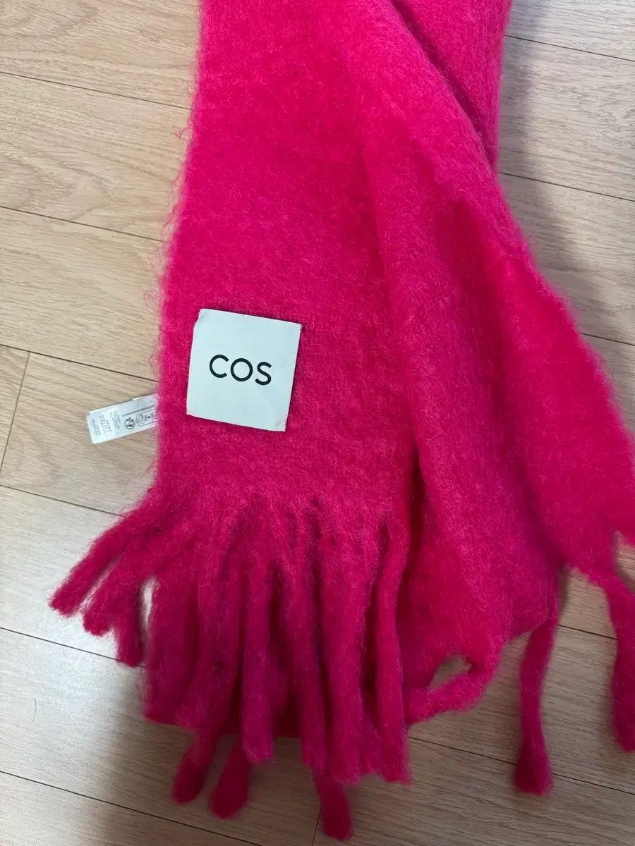 COS ピンクマフラー
