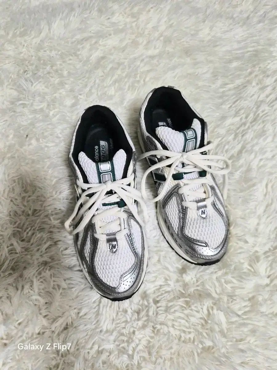 状態良し New Balance 1906R 白/シルバー 245