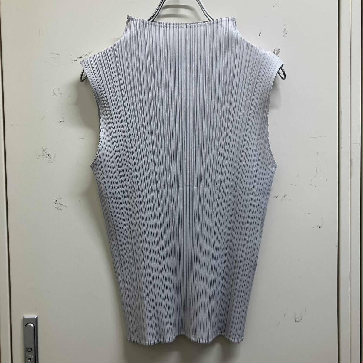 【PLEATS PLEASE 】ノースリーブカットソー　サイズM PLEATS PLEASEべーシックプリーツノースリーブカットソー サイズ4