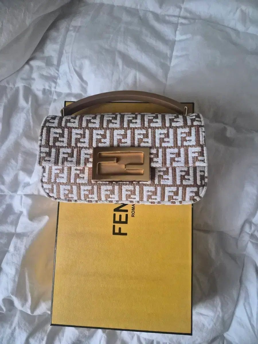 FENDI フェンディ バゲット 携帯ポーチ