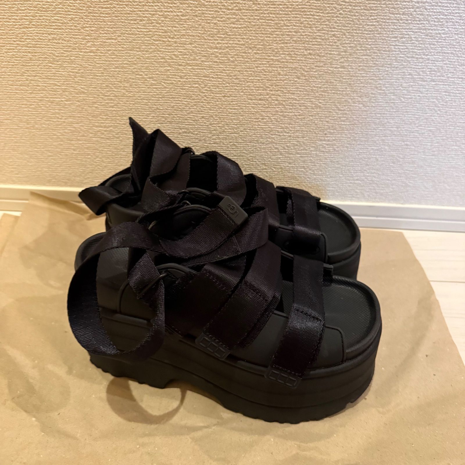 値下げ可能】UGG GOLDENRISE アグ ゴールデンライズ サンダル 厚底