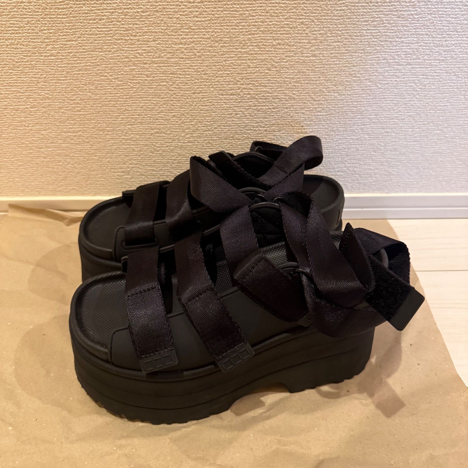 値下げ可能】UGG GOLDENRISE アグ ゴールデンライズ サンダル 厚底