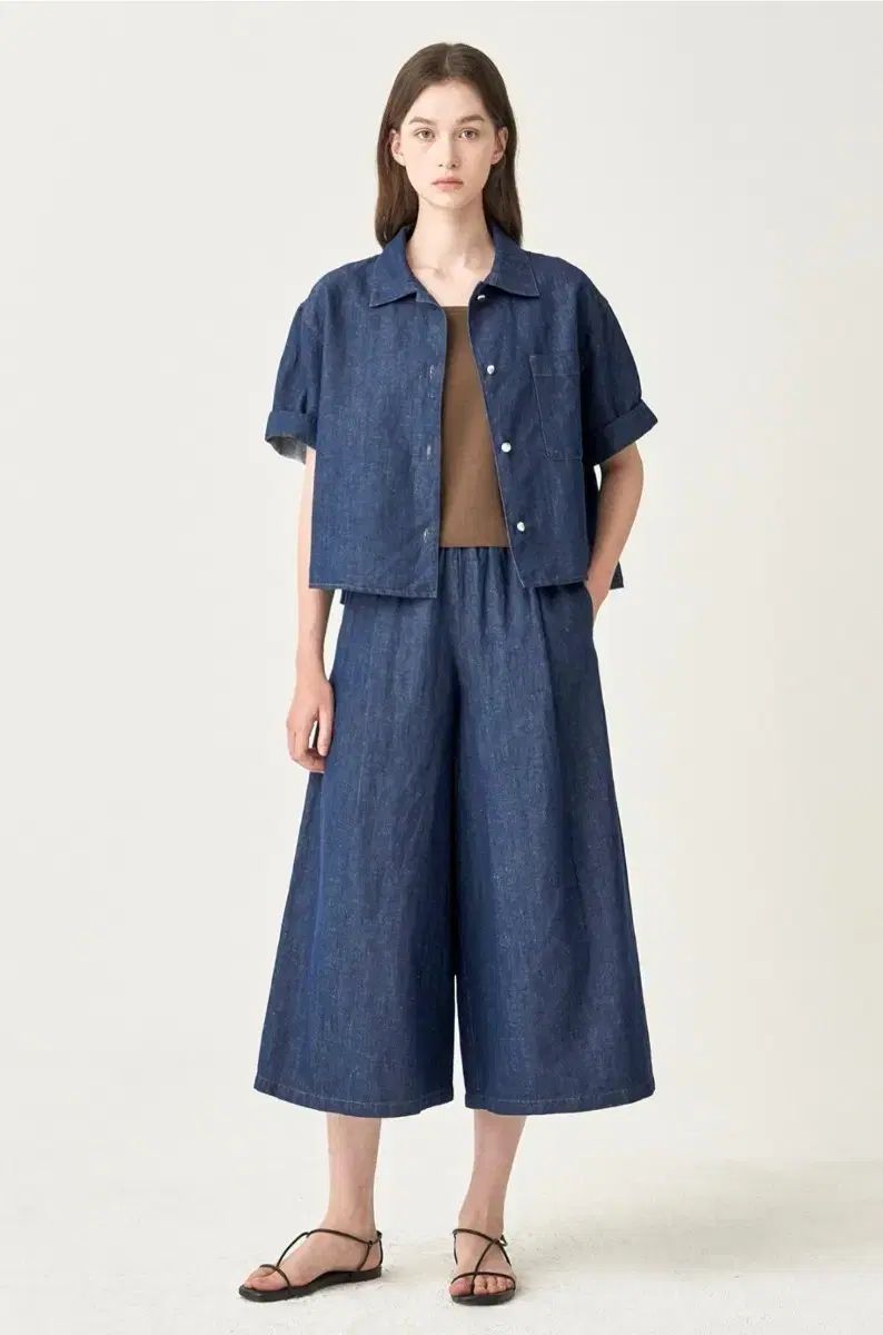 the CASHMERE リネン ブレンド ワイド クロップド パンツ