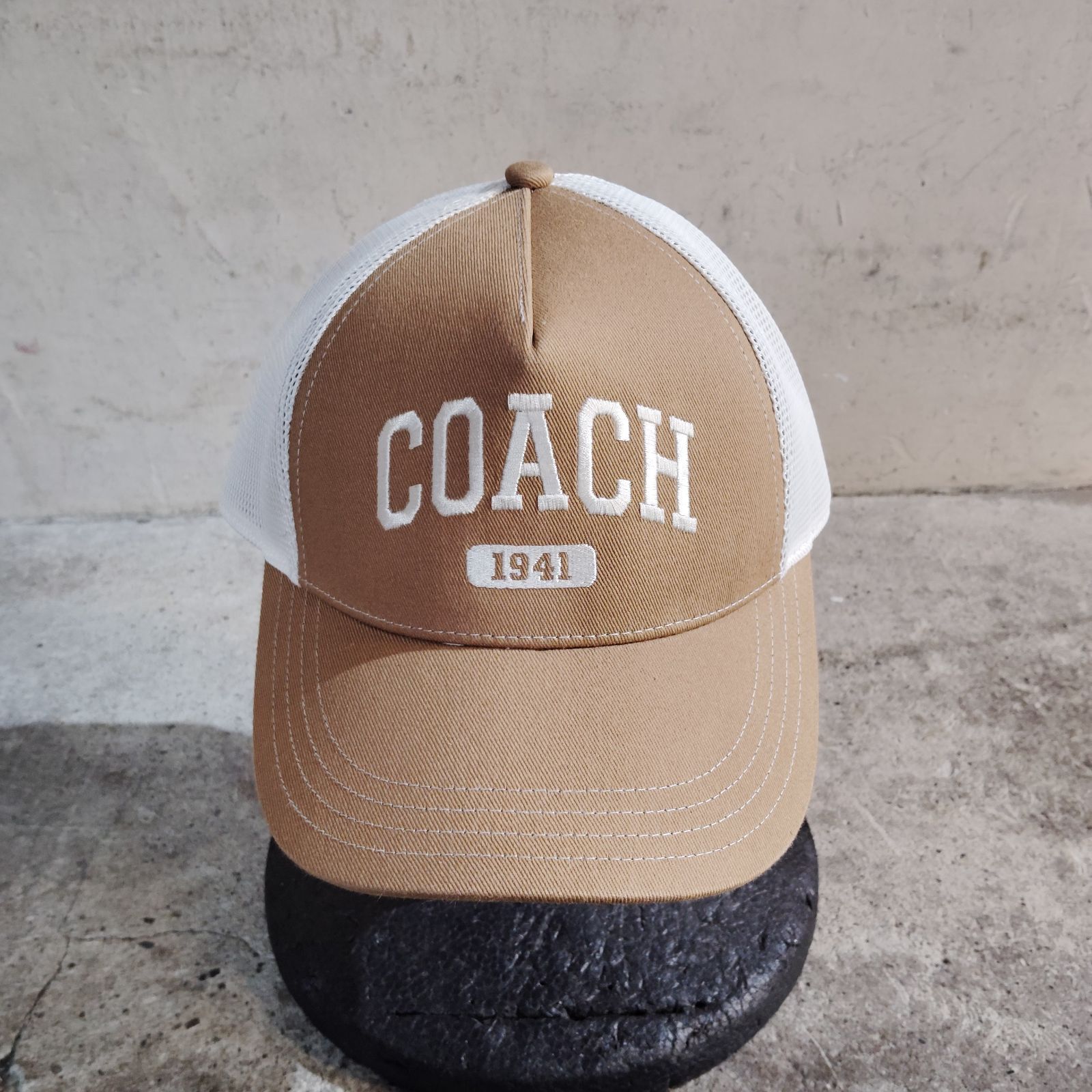 COACH エンブロイダード トラッカー ハット メッシュキャップ ベージュ 