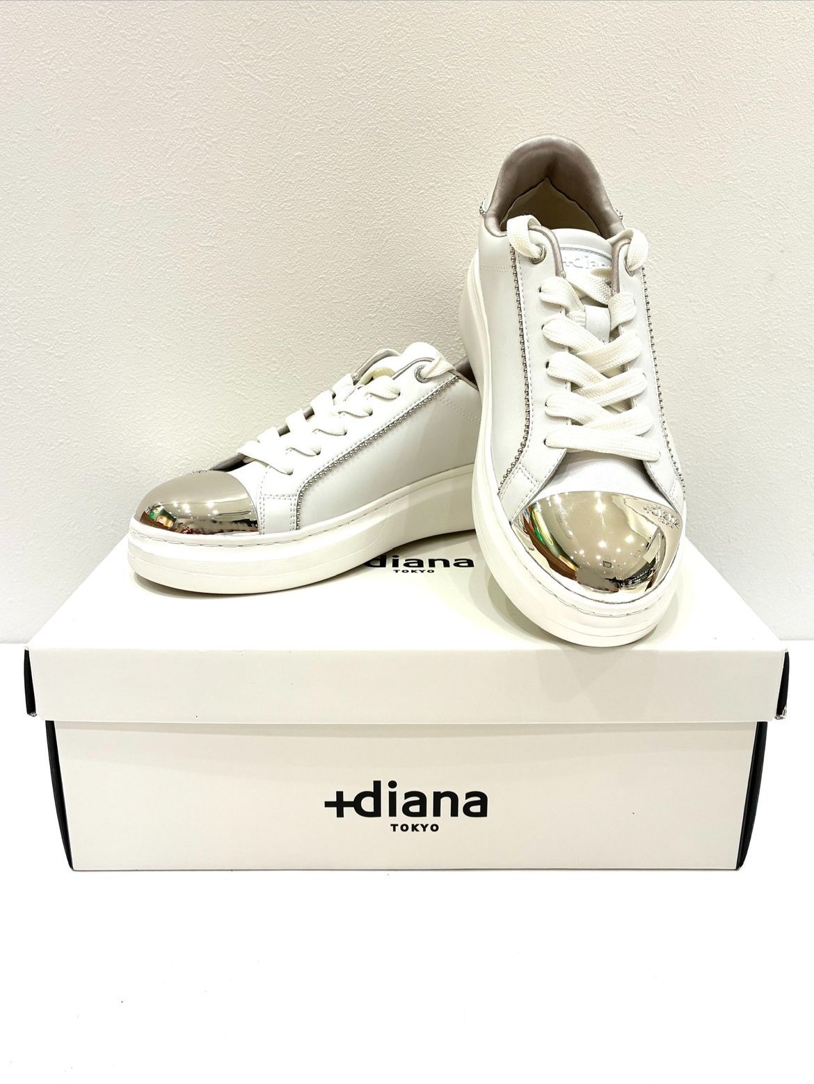 【え沖】未使用級 +diana ダイアナ メタルトゥキャップスニーカー 軽量 23.5cm MK0R06002